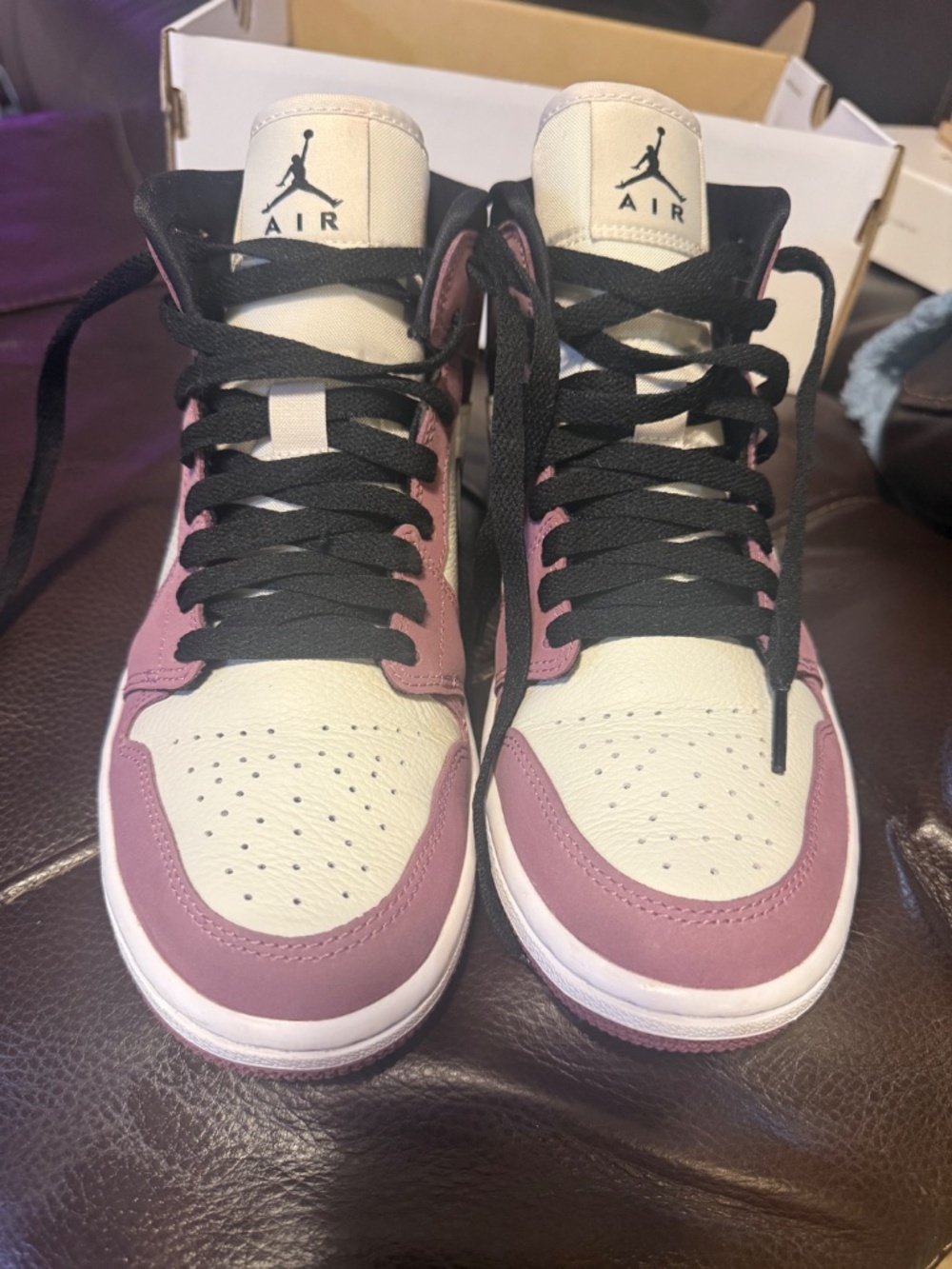 Air Jordan 1 MID SE (Women’s) - Picture 2 of 13